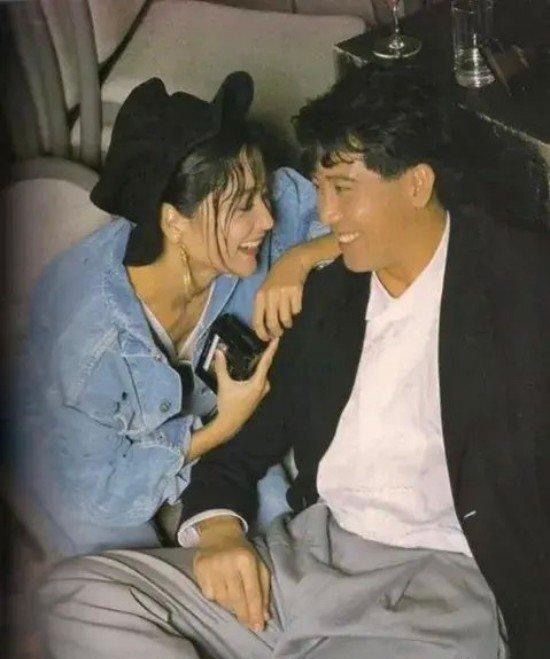 早前一张与影星秦汉拍拖时拍的照片，就见林青霞穿着极为大胆性感。