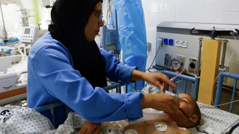 医护人员照料因以色列空袭而受伤入院深切治疗部的巴勒斯坦儿童。 路透社