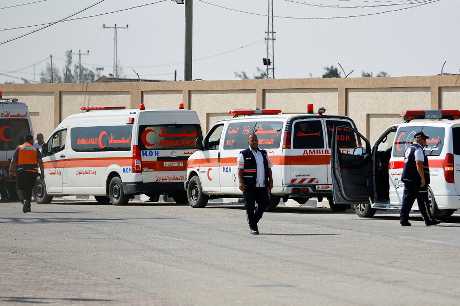 加沙南部靠近拉法口岸有救护人员等候将巴人伤者送往埃及治疗。