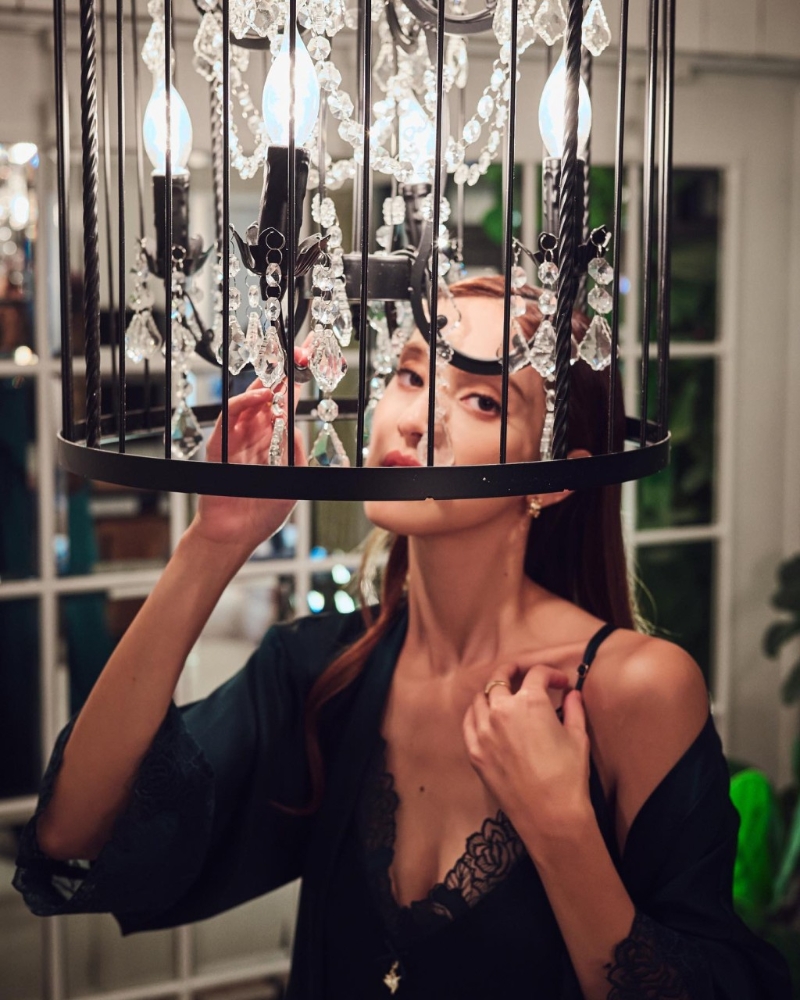 陈凯琳还露出胸前一点黑痣。