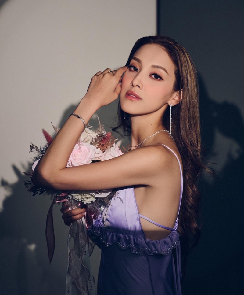 陈凯琳四年抱三，身材未有走样。