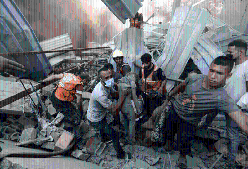 加沙一建筑物遭以军轰炸后，人员在残墟中找到一具儿童遗体。