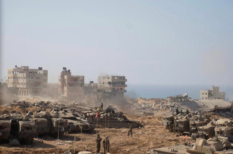图为加沙就位的以色列士兵和坦克。