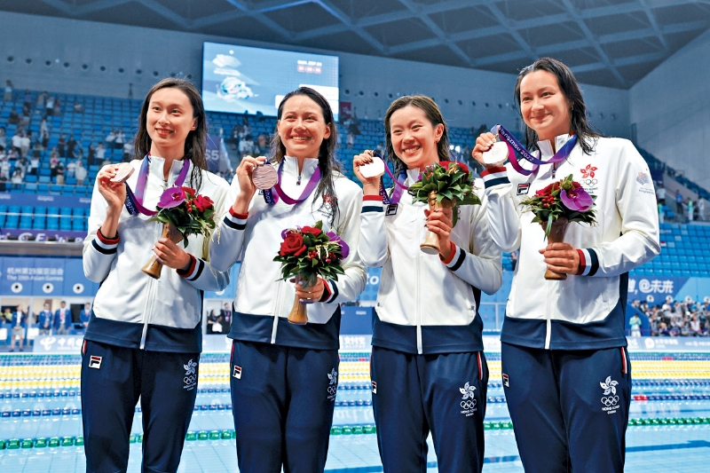 郑莉梅（右一）在杭州亚运会女子4乘100米自由泳接力赛勇夺铜牌。