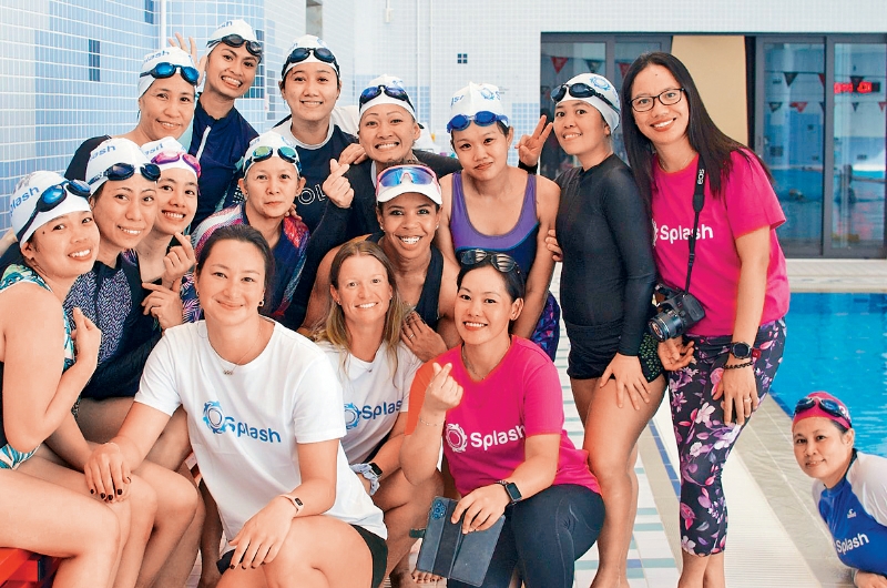 郑莉梅（前排左二）在中大修读硕士课程，研究学习游泳对移民、外佣的心理影响。