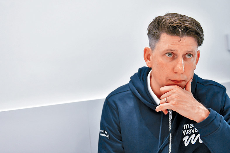 来自英国的 Simon Holliday成立“Splash”， 希望所有人都有平等机会享受水的乐趣。