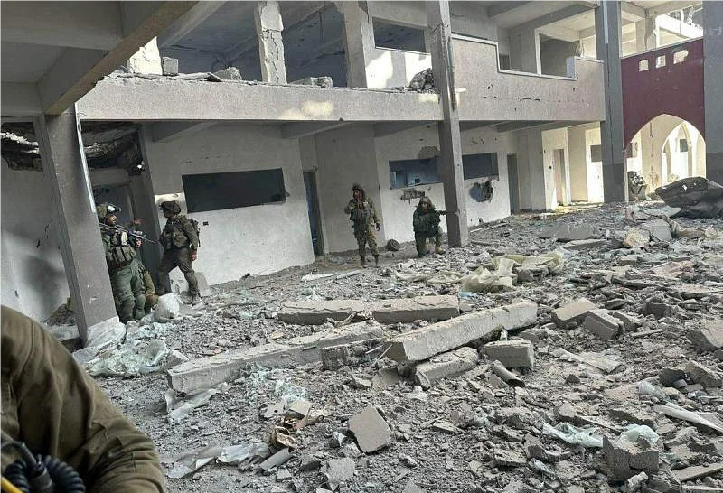 以色列防长加兰特说，以军海陆空部队协同作战，地面部队已从南部和北部攻入加沙城中心。图为11月7日，以色列地面部队在加沙北部进行军事行动。