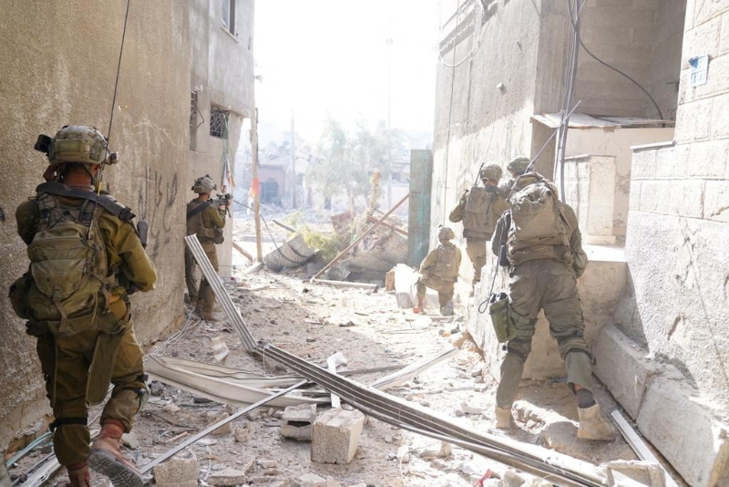 以色列国防部9日发布地面部队士兵在加沙地带某处与哈马斯武装份子作战的画面。 军方征调多达36万名后备军人投入这场战争，对以色列经济状况造成影响。