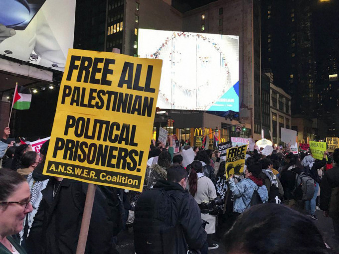 数百名反以色列抗议者闯入纽约时报大楼，要求解放巴勒斯坦，释放所有政治犯。美联社