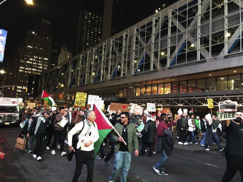 示威者先在纽约市中心游行，斥责拜登支持以色列对巴人种族灭绝。美联社