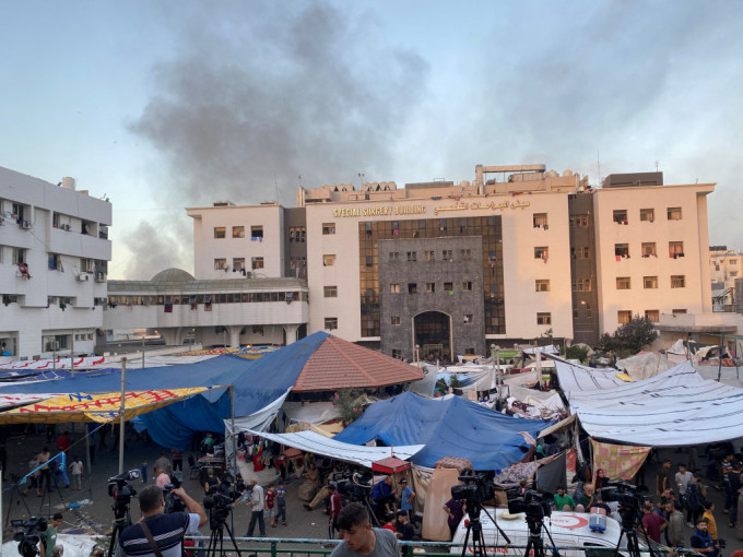 以军持续轰炸加沙，希法医院四周冒出大量浓烟。路透社