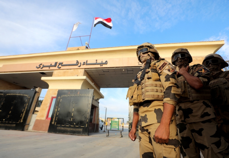 连接加沙走廊和埃及之间的拉法（Rafah）关卡再次关闭，使得在巴勒斯坦飞地的数名巴西人无法如预期离开。路透社