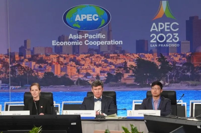 白宫国际经济高级主任官员托德（左）主持APEC高级官员会议。记者徐明月摄