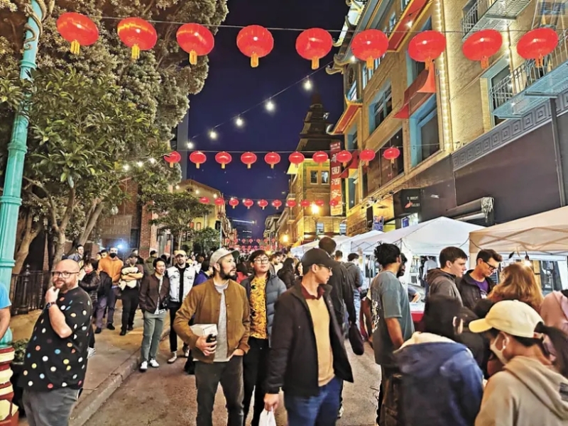 周五是华埠夜市的第一天，吸引了不少游客和居民，在灯笼的映照下显得格外热闹。记者洪郁欣摄