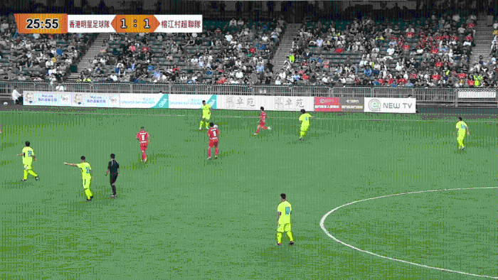 此时榕江村超联队的陆金福亦上前想截波（球）。