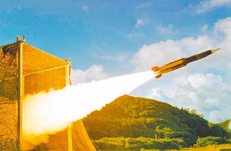 与擎天导弹使用相同冲压引擎的三导弹发射示意图。 与擎天导弹使用相同冲压引擎的三导弹发射示意图。