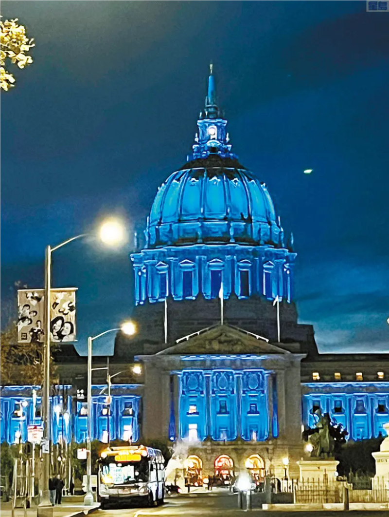 旧金山市府大楼被妆点成APEC蓝色。记者彭诗乔摄