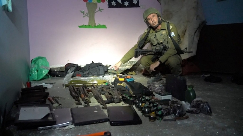 以军发放视频及图片，指哈马斯在儿童医院地库收藏大批武器。 路透社