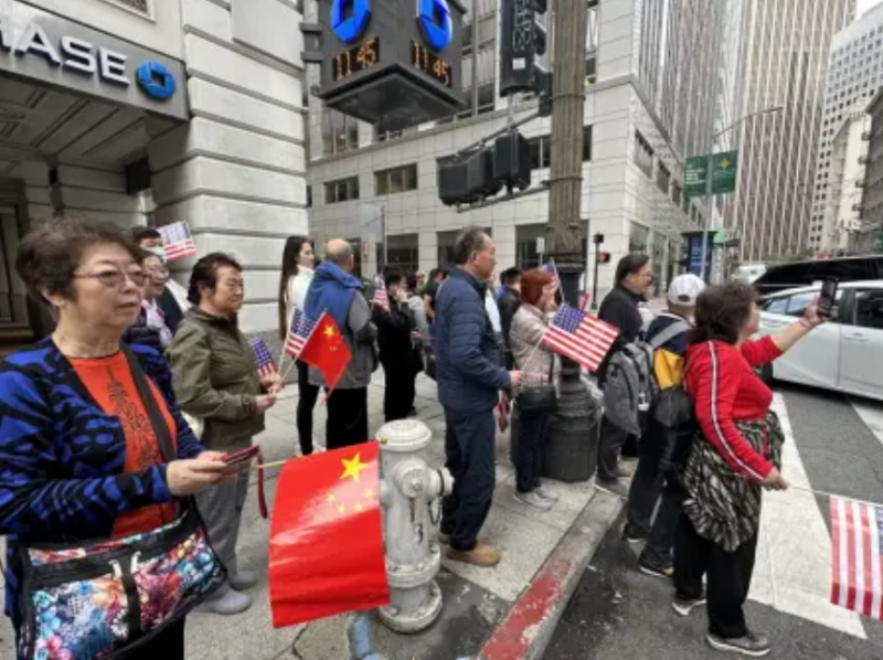 大批华裔居民手持中国国旗和美国国旗一同从华埠康年海鲜酒家步行往市场街，准备迎接习近平主席。