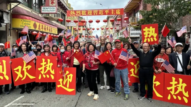 大批侨胞华埠集队，前往酒店欢迎习近平