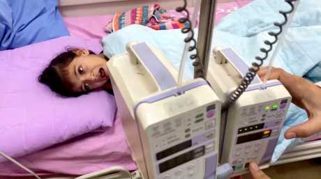 加沙城兰蒂西医院一名巴勒斯坦患癌女孩躺在病床上。 据悉该医院的物资即将耗尽。 路透社