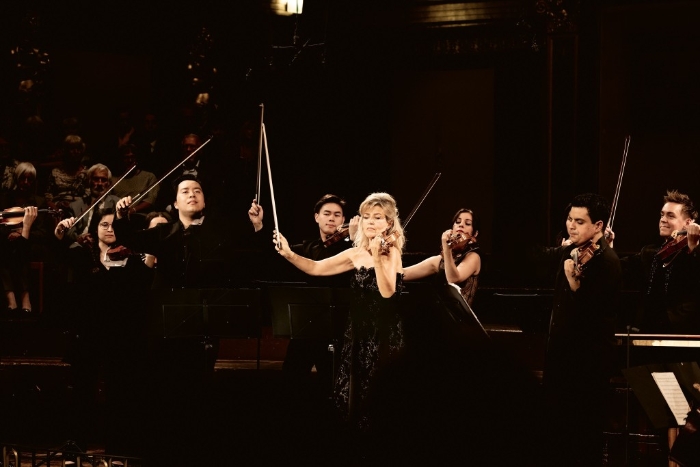 Anne-Sophie Mutter早在13岁时已被“指挥帝王”邀请合作演出，开启她传奇的音乐之路。