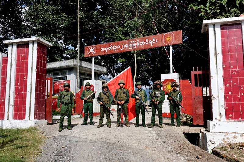 2023年11月12日，缅甸民族民主联盟军成员在缅甸撣邦昆隆镇被缴获的军队步兵营前拍照。美联社