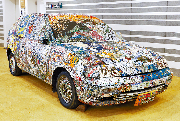 饰以4.1万枚马赛克瓷砖的汽车，是博物馆的亮点