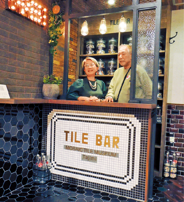 位于2楼的马赛克瓷砖酒吧场景，吸引不少客人前来打卡。