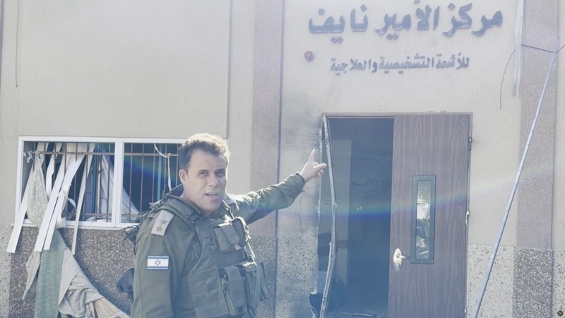 以军指着医院的标示牌，指哈马斯指挥中心设于医院下方。 路透社