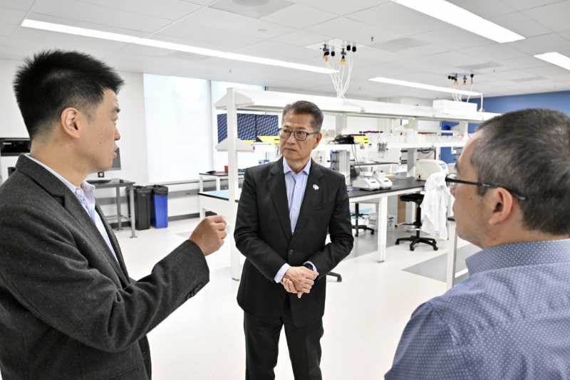 陈茂波到访美国硅谷一间从事人工智能和生命科技的初创企业。