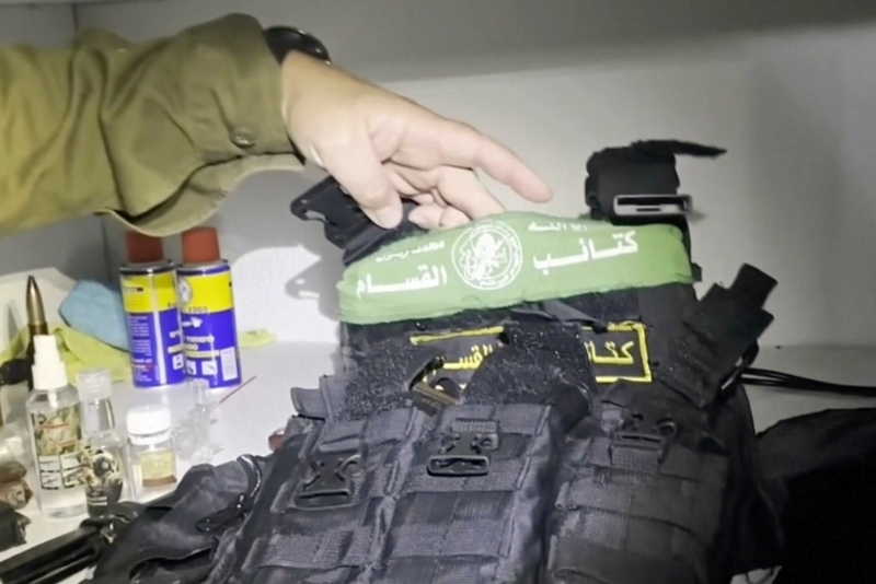 以色列国防部15日发布在加沙地走廊西法医院查获哈马斯相关物品的影片画面，图为印有哈马斯标志的防弹背心，发现地点为院内核磁造影（MRI）中心附近。美联社
