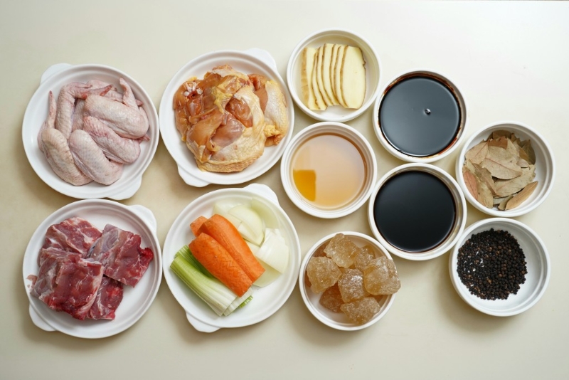 杨师傅表示，烹调瑞士鸡翼主要分三部分：鸡翼、上汤及调味。