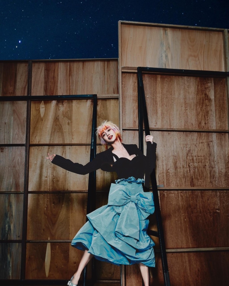 见她以不同形象现身，当中还不乏低胸性感照。