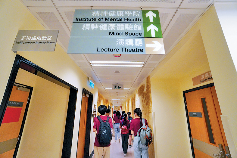 暑假期间，刘晓霖带领中学生参观青山医院的精神健康体验馆
