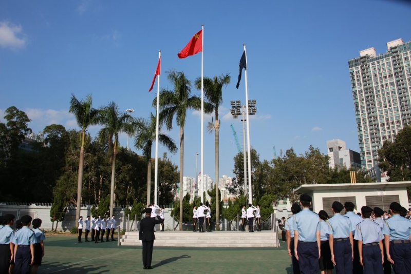 少年团仪仗队进行升旗仪式。 政府新闻处