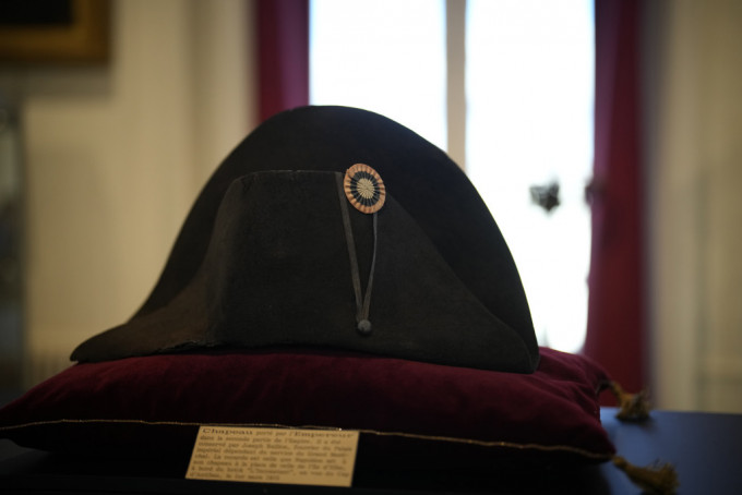 拿破仑称帝期间曾配戴的双角帽以1635万元成交。美联社