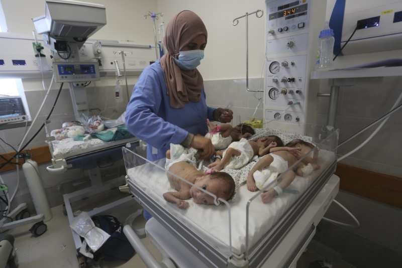 部分早产婴由希法医院转移至拉法的医院护理。美联社