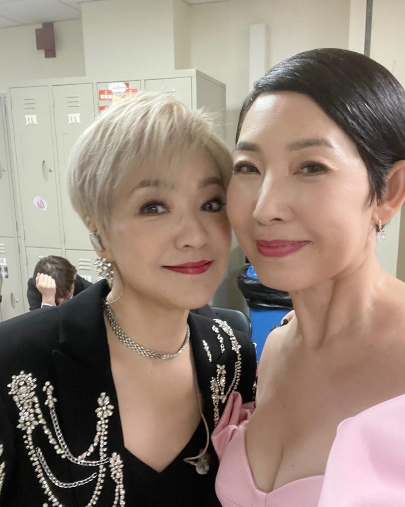 陈慧娴在后台亦遇上不少好朋友,其中一位是在80年代曾合组“少女杂志”的黎芷珊,两人激罕同框。 陈慧娴在后台亦遇上不少好朋友,其中一位是在80年代曾合组“少女杂志”的黎芷珊,两人激罕同框。