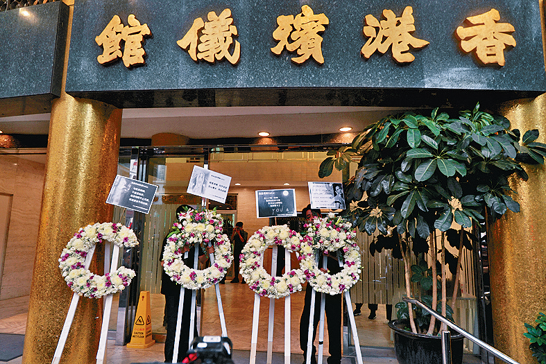 殡仪业界指，全港只有不足130个灵堂，现时先人出殡轮候需时，未来死亡率上升下情况恐恶化。