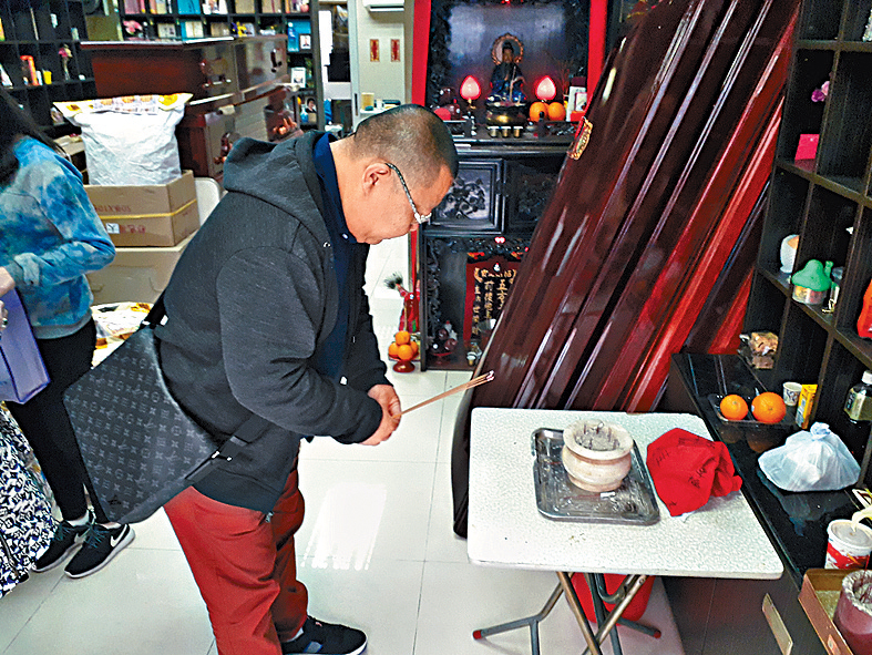 公营龛场供不应求，过去不少人请俗称“长生店”的持牌殓葬商暂存先人骨灰。