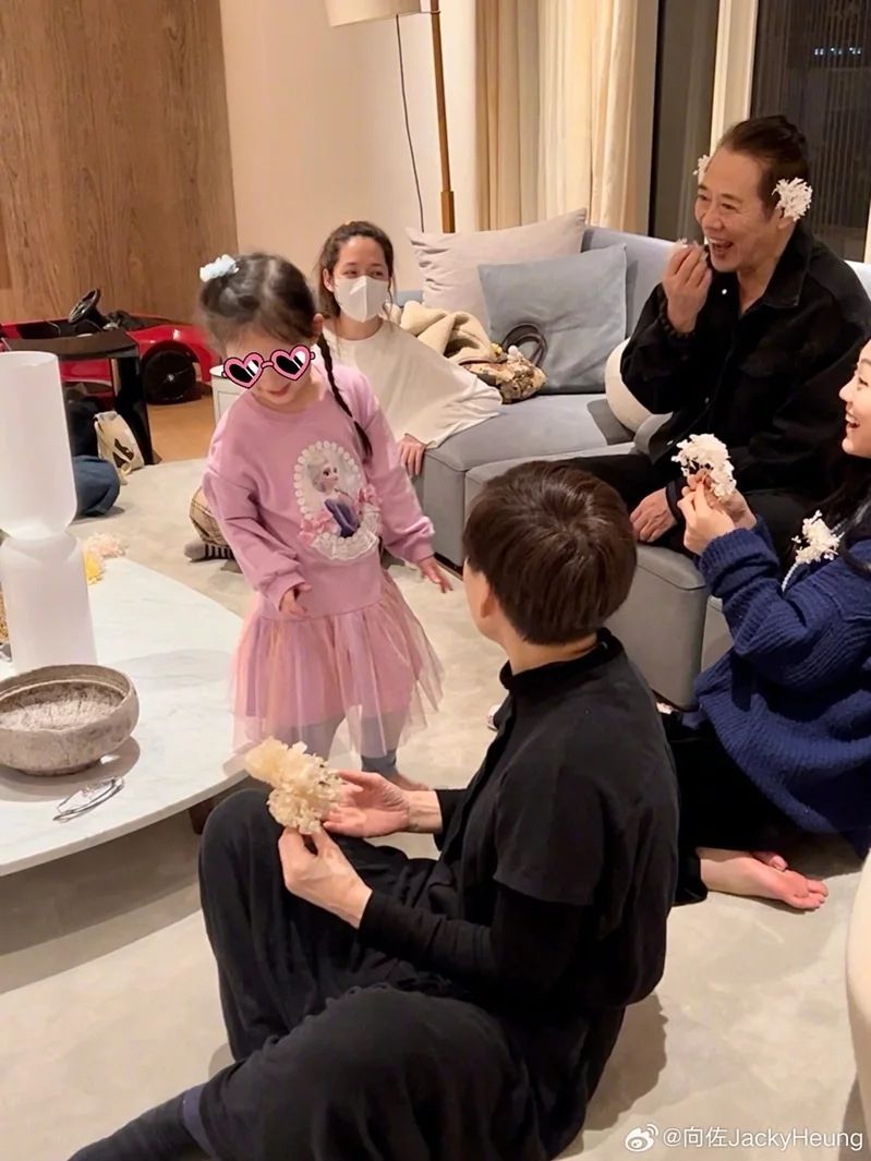 向佐今日分享几张照片，意外曝光李连杰亲民的一面。