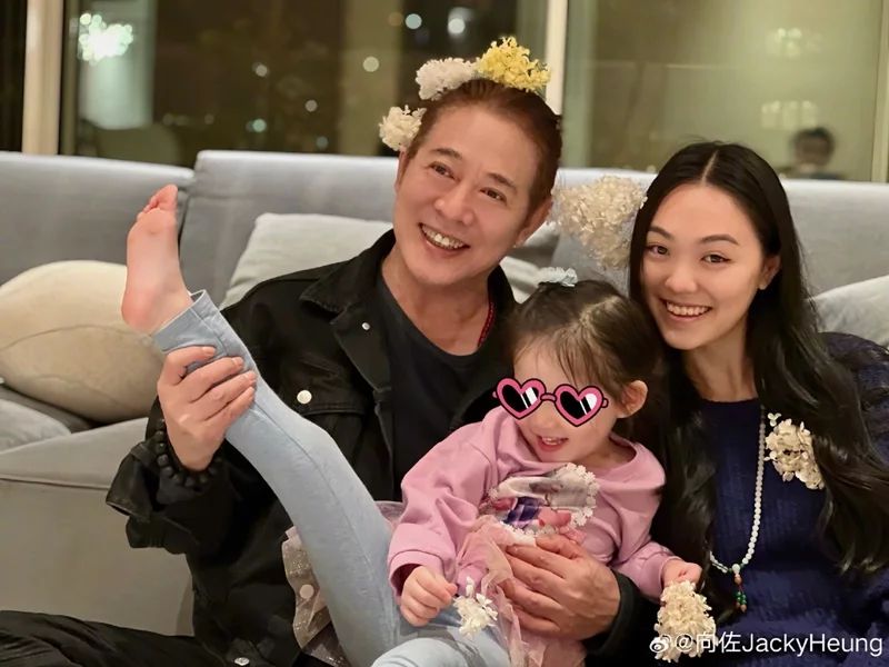 李连杰与大女儿造访徒弟向佐的家，还化身小花仙与向佐3岁爱女玩耍。