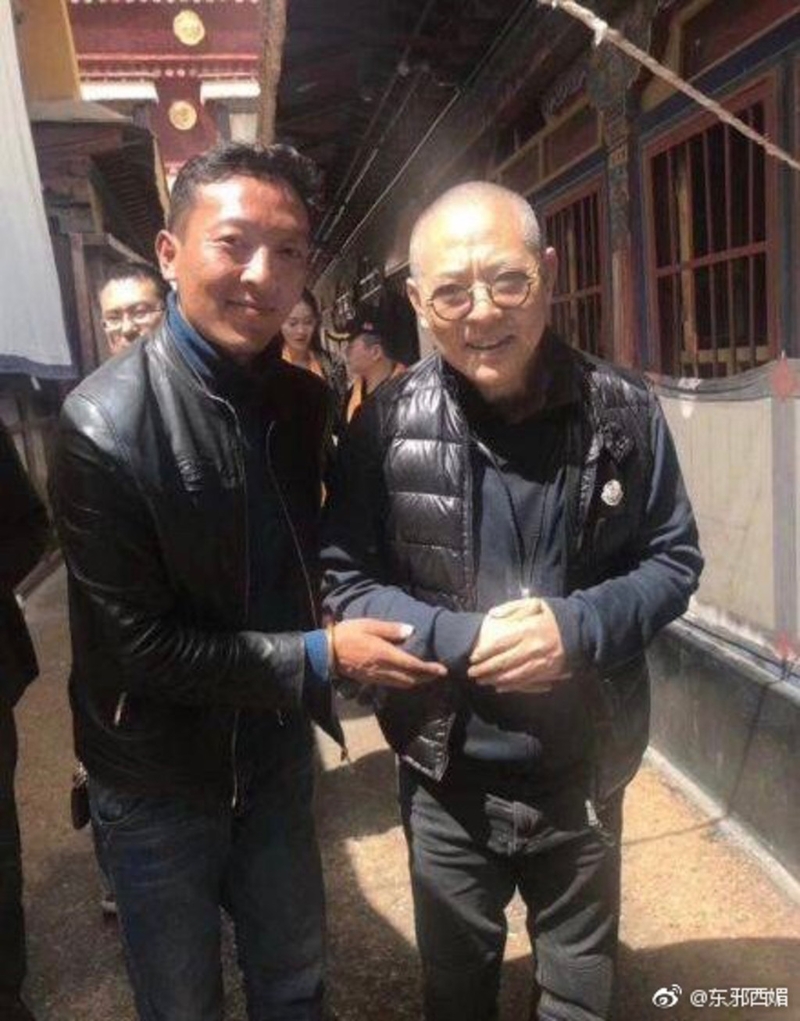 李连杰早年曾被拍下老态龙钟的样子。