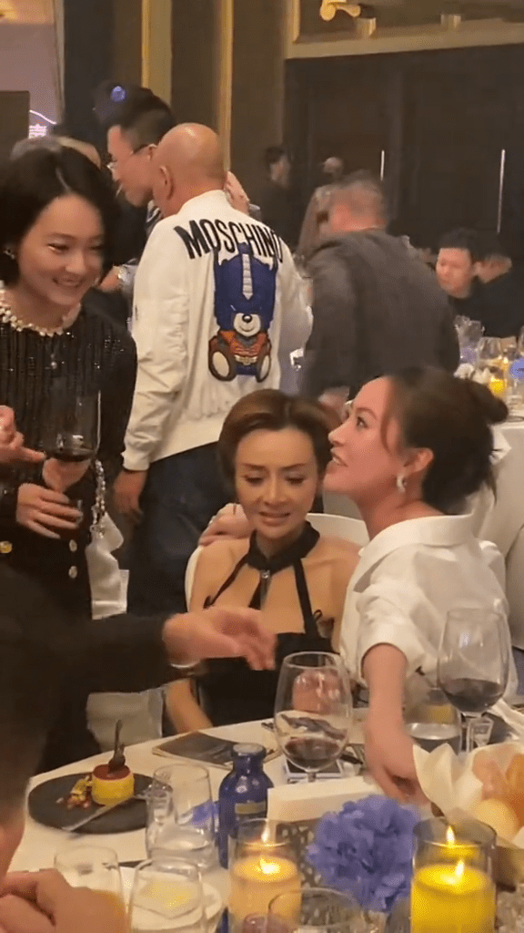 叶子楣(中)近日出席一个大型晚宴。 叶子楣(中)近日出席一个大型晚宴。