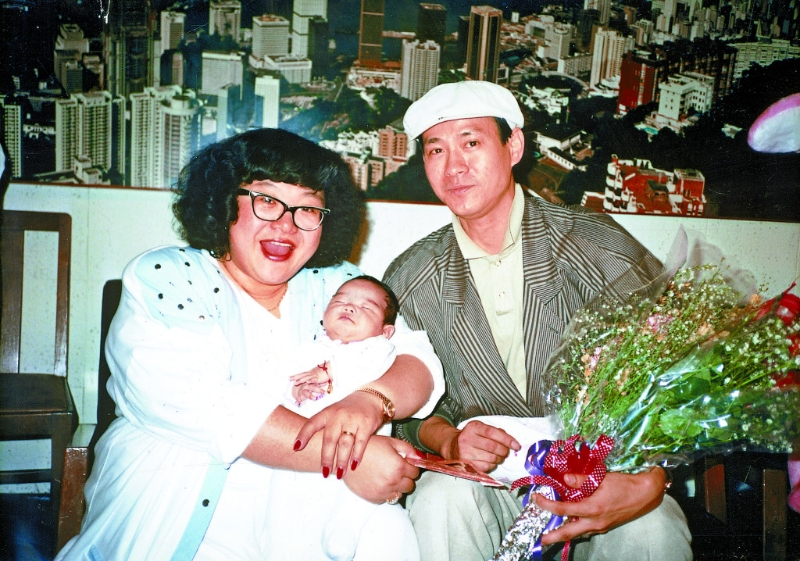 沈殿霞早年离婚，母兼父职照顾郑欣宜成长，一直以女儿意愿为首，不阻止女儿入行。