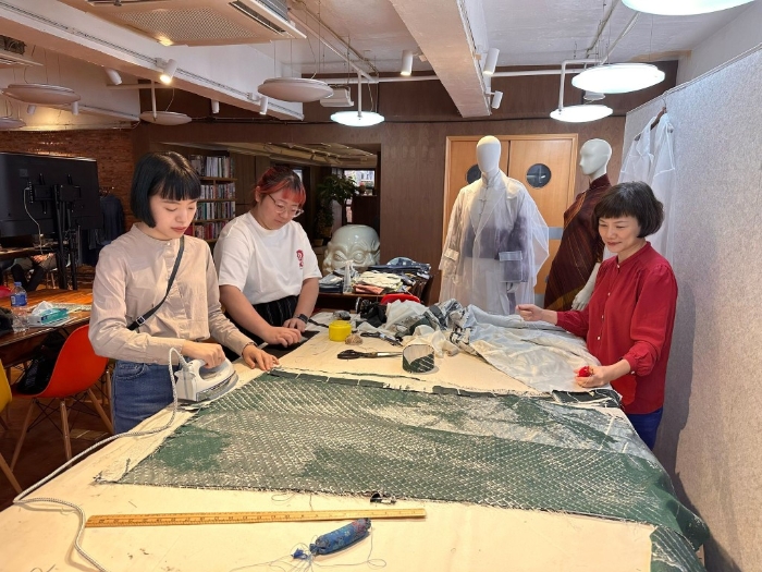 设计团队以中式长衫的创新手法为谊乐社乐手缝制服饰。图为新晋时装设计师郑秋虹（左一） 、蔡少琦（中）及香港长衫协会理事李颂诗（右一） 。