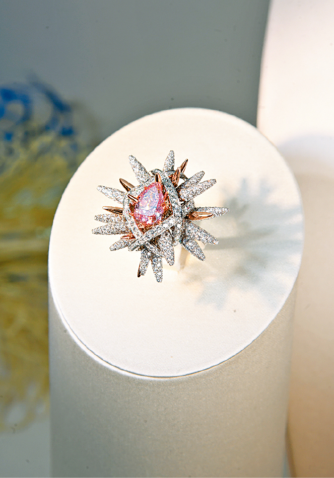 星晨海胆（Sea Urchin）铂金及18K玫瑰金钻石指环，镶嵌单颗浓彩紫粉色钻石。
