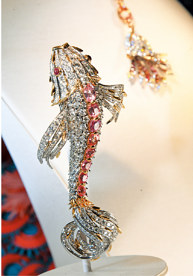 星跃光影（Pisces）铂金及18K黄金鱼形钻石胸针，镶嵌未经优化处理斯里兰卡莲花蓝宝石及翁巴蓝宝石。