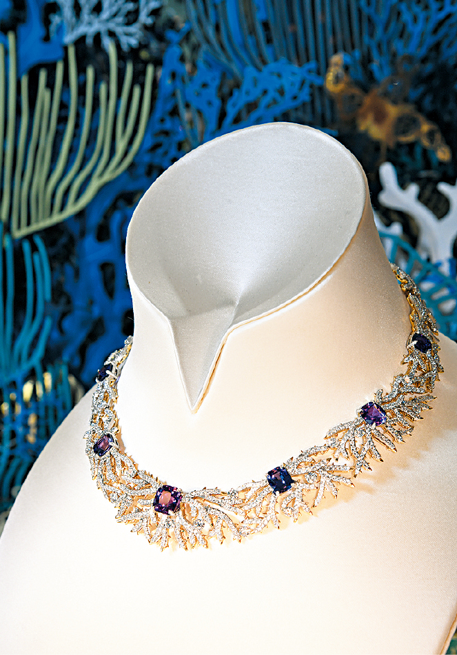 珊瑚溢彩（Coral）铂金及18K黄金钻石项链，镶嵌未经优化处理紫色蓝宝石。